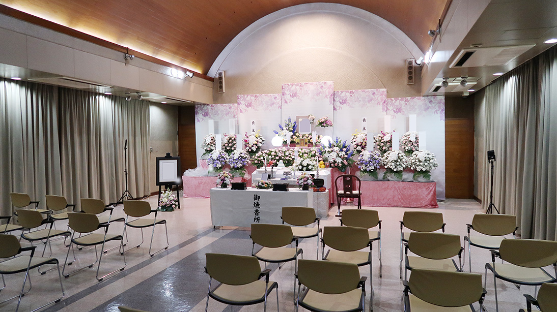 立川市斎場のピンク色の祭壇